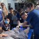 鏟子超人出事！穿厚底防滑鞋仍遭玻璃、鐵釘刺穿　502人濺血