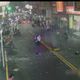 遠處轟一聲！蘆洲氣爆「2勇警衝店內」　將傷者抬出店外
