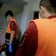 影/北市婦家中跌倒動彈不得　員警翻牆開門即刻救援