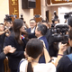 拜會藍立院黨團獲高規格接待　鄭麗文「摸頭」黃健豪成焦點