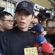 影/棒棒堂「小杰」35萬交保　新北檢門口脫口罩道歉