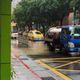 臭氣沖天！101旁松仁路水肥車漏滿地　整片黃色超誇張