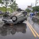 影/雨天路滑慘變「翻車現場」宜蘭男開車失控連撞2車