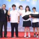 盧秀燕被「公主抱」畫面曝光！被女高中畢業生輕鬆舉起