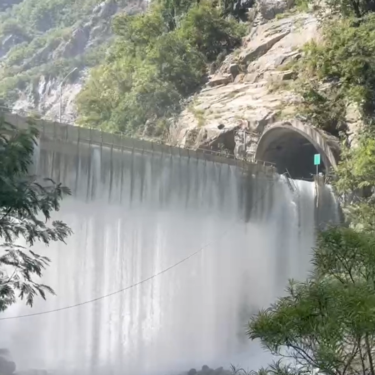 影/燕子口堰塞湖水淹過魯丹橋「瀑布狂瀉」畫面曝| 中天新聞網