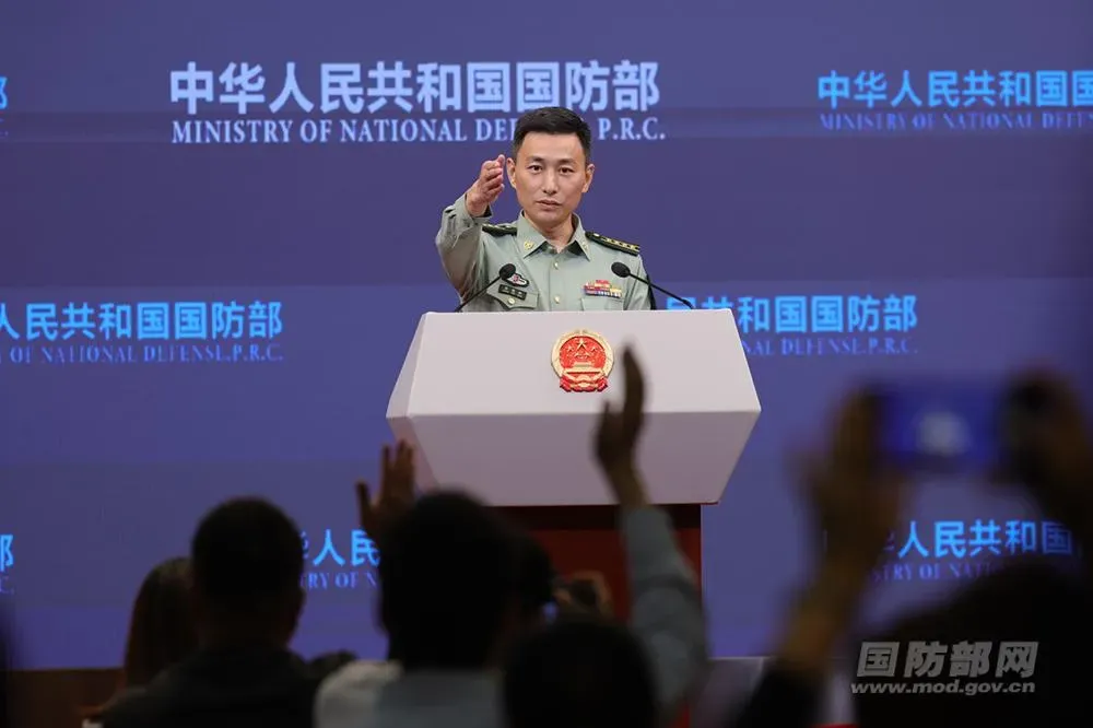大陸國防部發言人張曉剛警告賴清德當局「鬧得越凶,滅亡的越快」。(圖/翻攝自大陸國防部官網)