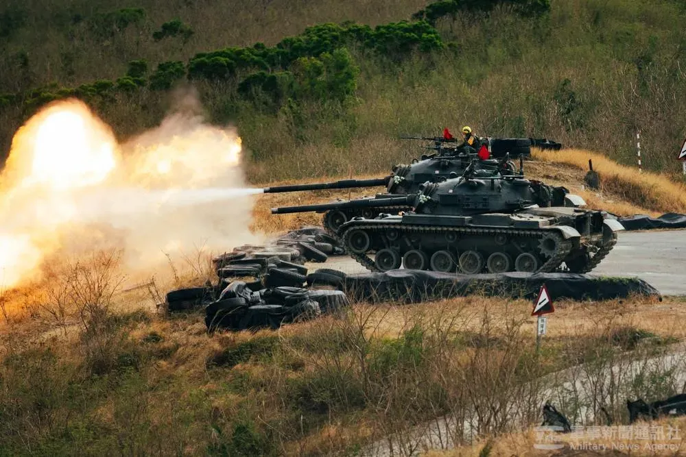 第234機步旅的CM11戰車在恆春三軍聯訓基地射擊105公厘戰車砲。(圖/軍聞社)