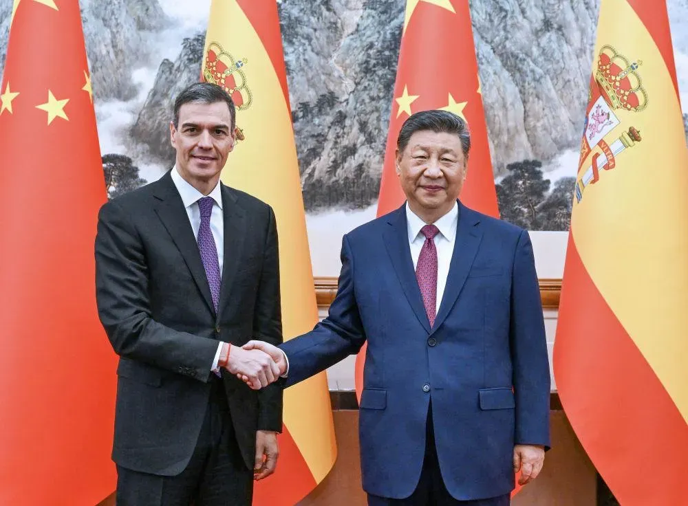 11日上午,大陸國家主席習近平(右)在北京西班牙首相桑傑士。(圖/新華社)