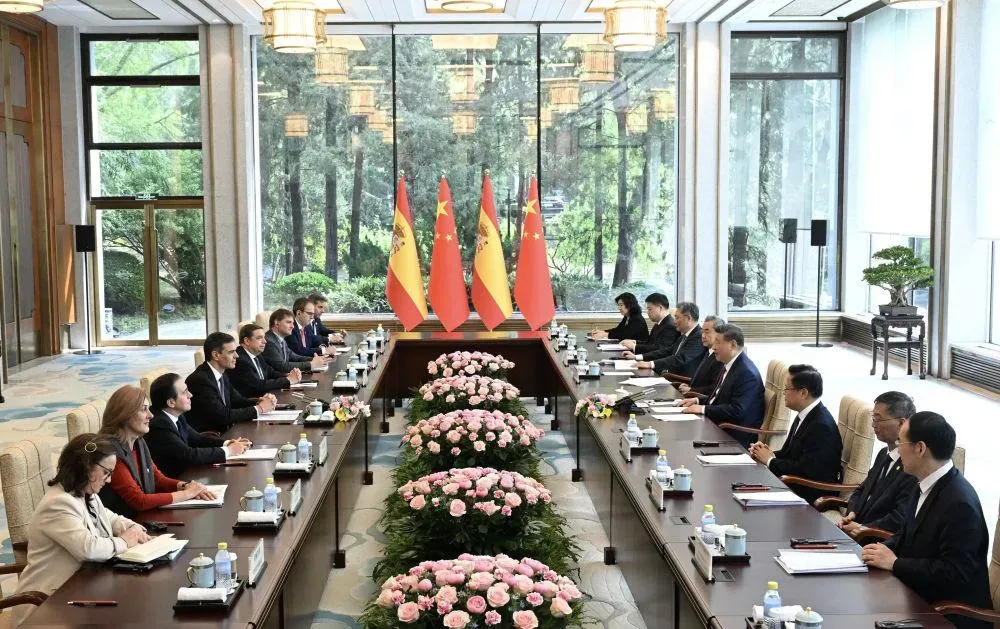 11日上午,大陸國家主席習近平在北京西班牙首相桑傑士。(圖/新華社)