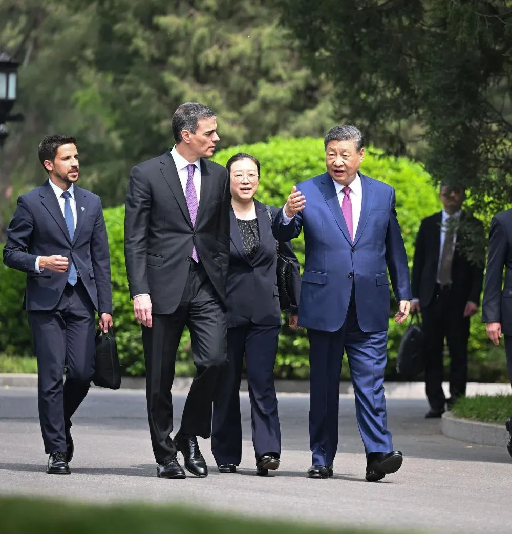 11日上午,大陸國家主席習近平(右)在北京西班牙首相桑傑士。(圖/新華社)