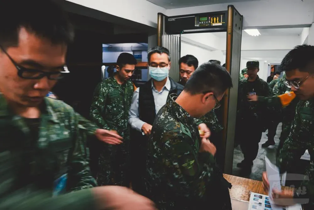 參與演習人員配合憲兵實施安全檢查。(圖/軍聞社)
