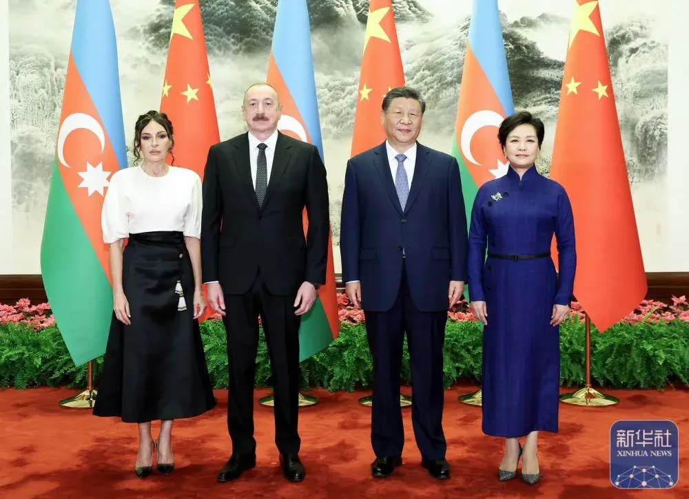 習近平(右二)和夫人彭麗媛(右一)在北京為阿利耶夫(左二)和夫人阿利耶娃(左一)舉行歡迎儀式。(圖/新華社)