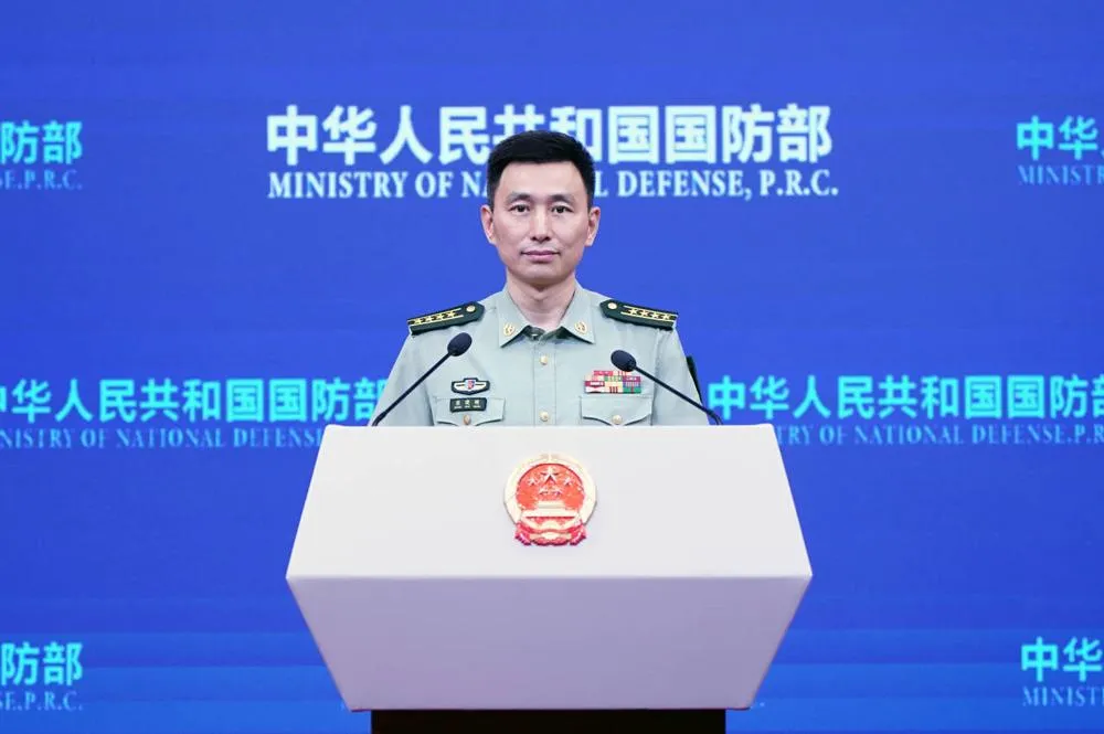 張曉剛主持大陸國防部例行記者會。(圖/翻攝大陸國防部)