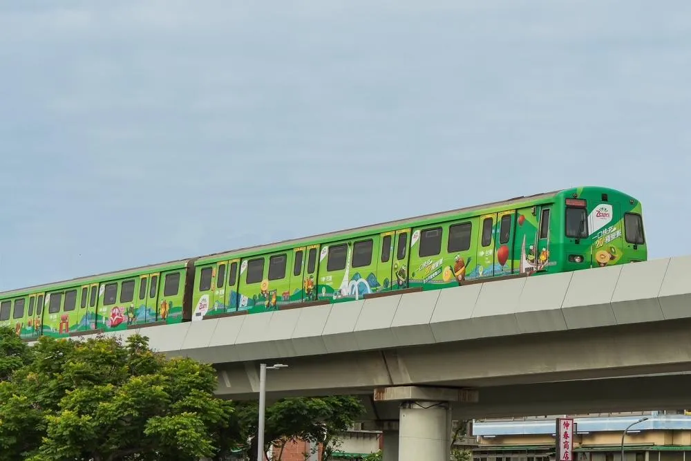 Zespri奇異果與台北捷運合作推出限時「營養快充列車」活動，搭乘淡水線就能看到活動限定彩繪列車。（圖／Zespri提供）