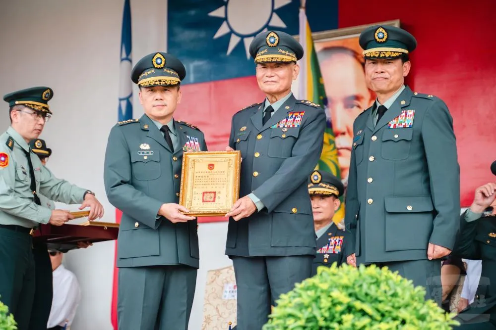 陸軍司令呂坤修頒發傑出校友證書。（圖／軍聞社）