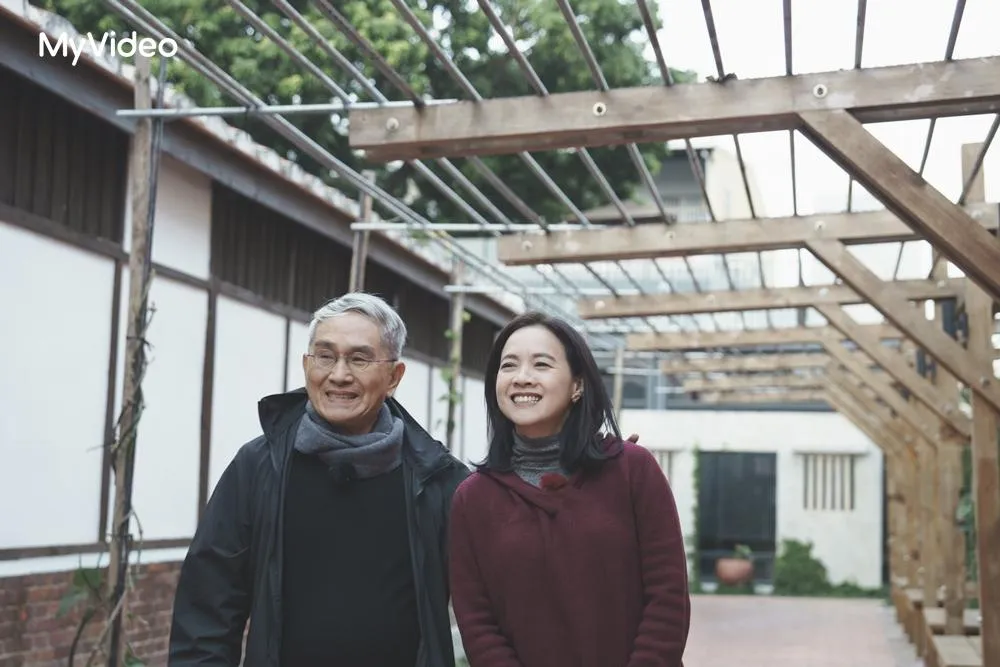 曾寶儀（右）探訪林懷民（左）在嘉義新港的林宅古厝。（圖／台灣大哥大MyVideo、三立提供）