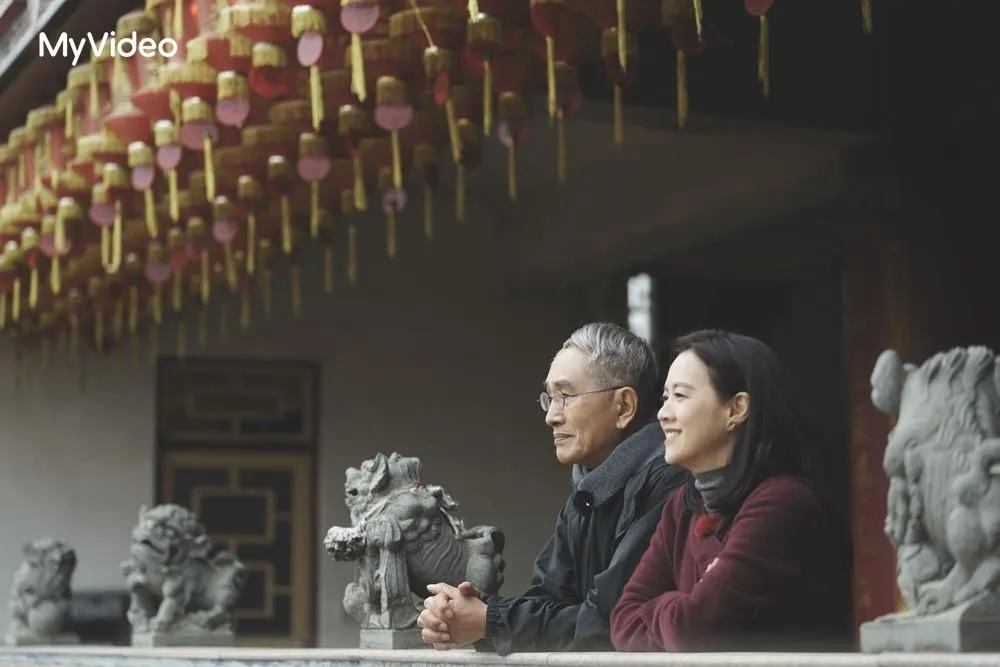 曾寶儀（右）與林懷民（左）走訪擁有百年歷史的奉天宮。（圖／台灣大哥大MyVideo、三立提供）