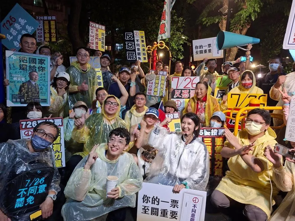國民黨發言人李明璇與小草青年不畏風雨站街頭宣傳反罷免。(取自李明璇臉書)