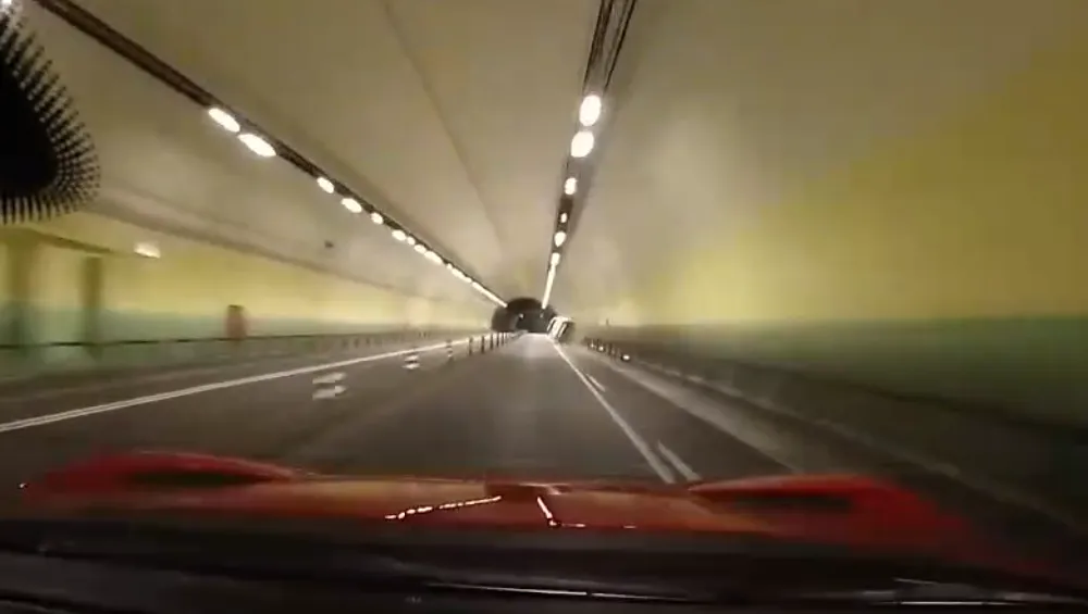 內湖康樂隧道發生休旅車擦撞翻車事故，休旅車女駕駛和車上乘客共3人，緊急爬出車門逃生。（圖/翻攝畫面）