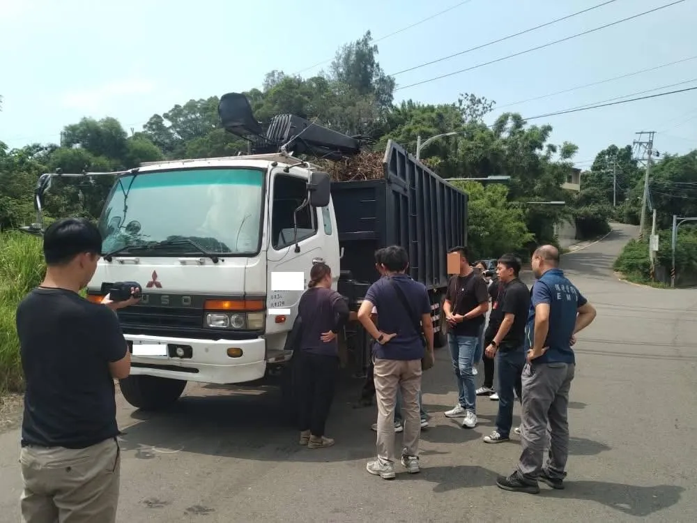 檢方調查發現，該案涉及663車次的廢棄物棄置，以每車載重20公噸計算，高達1萬3,260公噸的一般事業廢棄物被非法棄置於山坡地。（圖／中天新聞）
