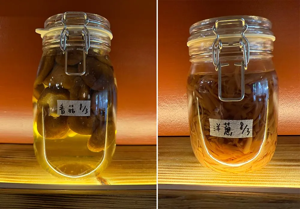 Set.也有製作醃漬香菇、醃漬洋蔥用於入菜。（圖／黃宏輝提供）