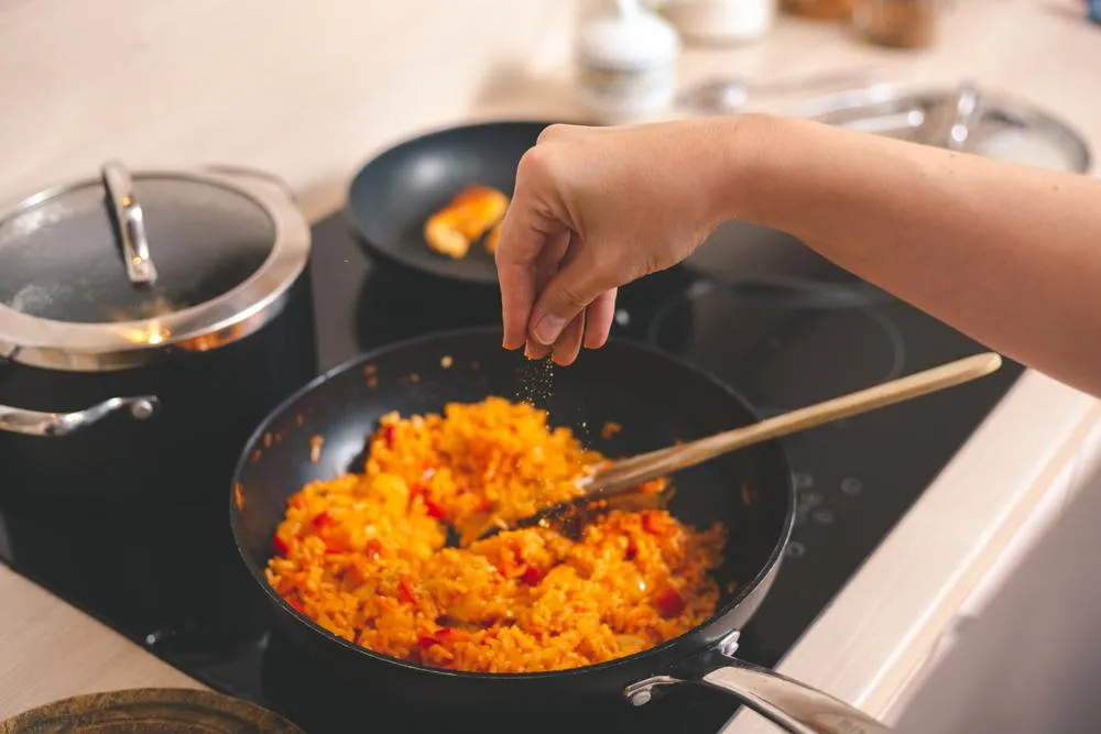 婦人因白內障合併散光導致視力模糊，甚至在料理時將食譜上的「3匙鹽」誤看成「8匙」，嚴重影響生活品質。（圖／資料照）