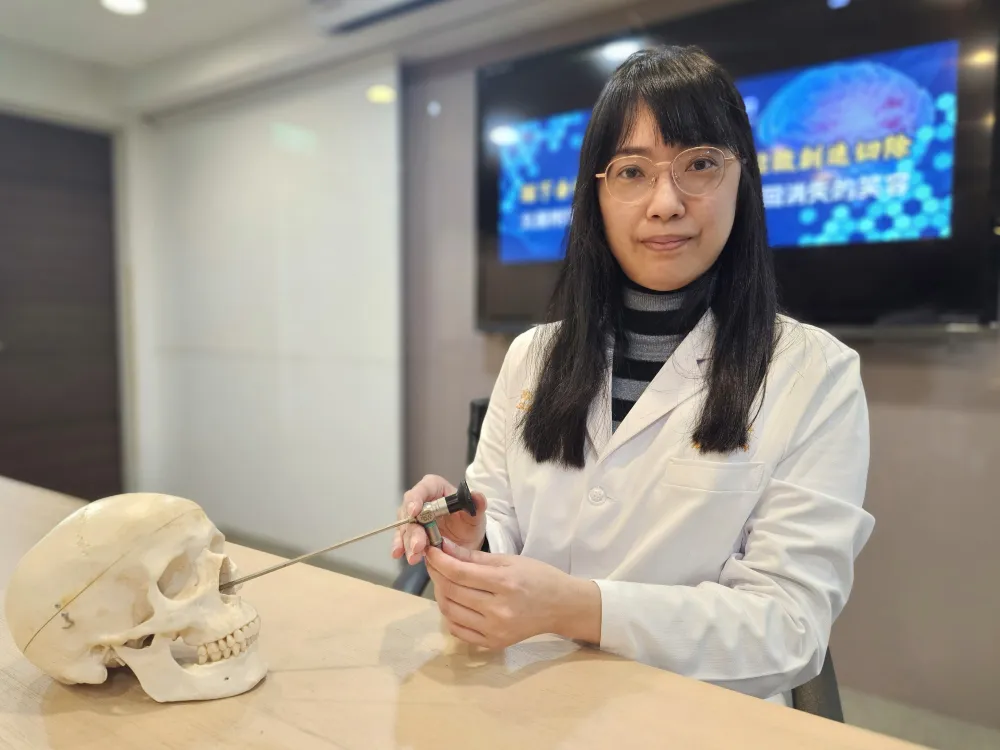 北醫附醫神經外科陳淑美醫師表示，經鼻內視鏡鏡微創顱底手術，自鼻腔進入手術，無需傳統開顱，大幅降低手術風險並加快術後復原。（圖／臺北醫學大學）