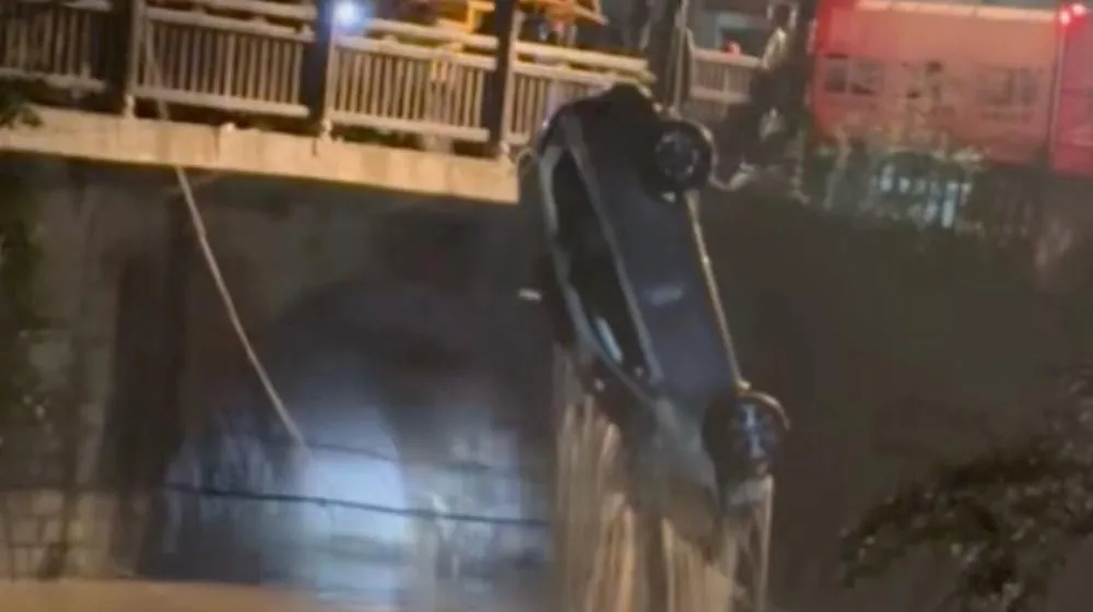 一輛小型私家車因不明原因衝破護欄墜入河中。（圖／翻攝《新黃河》）