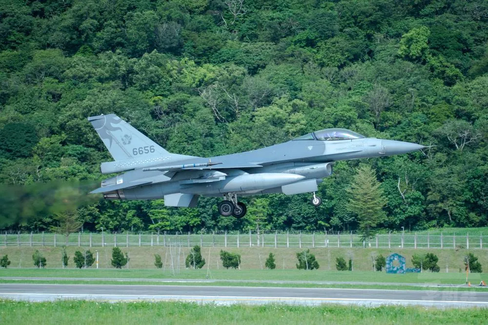 F-16V戰機升空執行反封鎖護航任務。(圖/軍聞社)