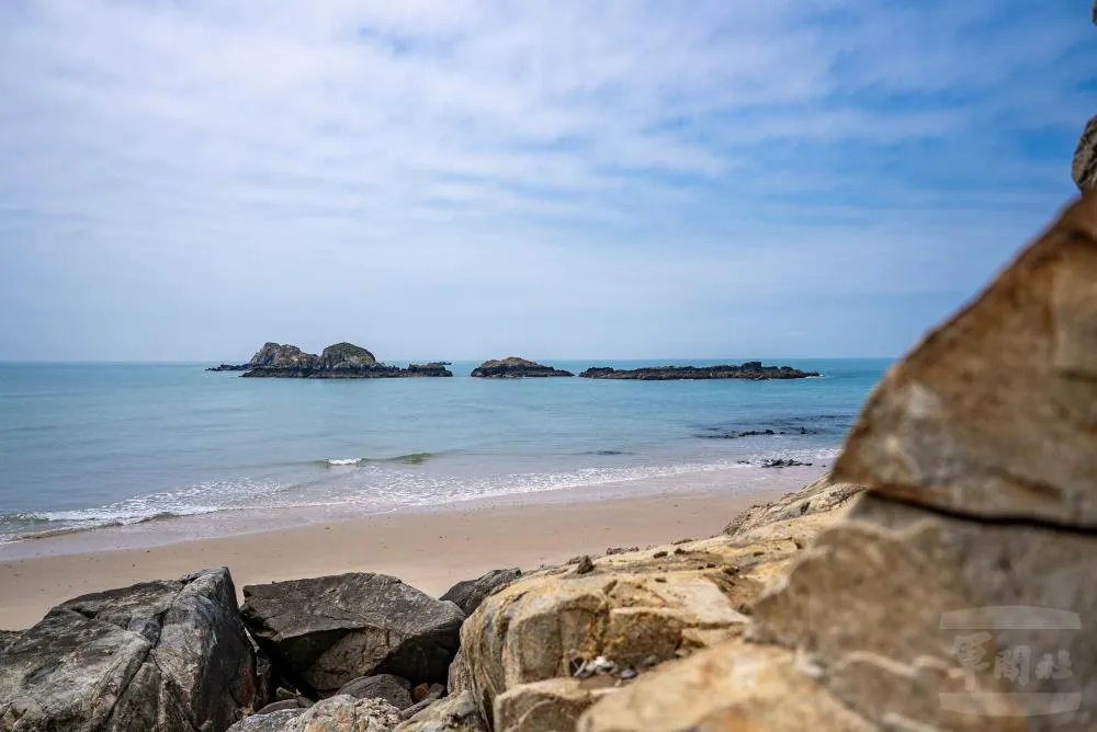 坤坵沙灘退潮時可眺望外海的蛇島。(圖/軍聞社)
