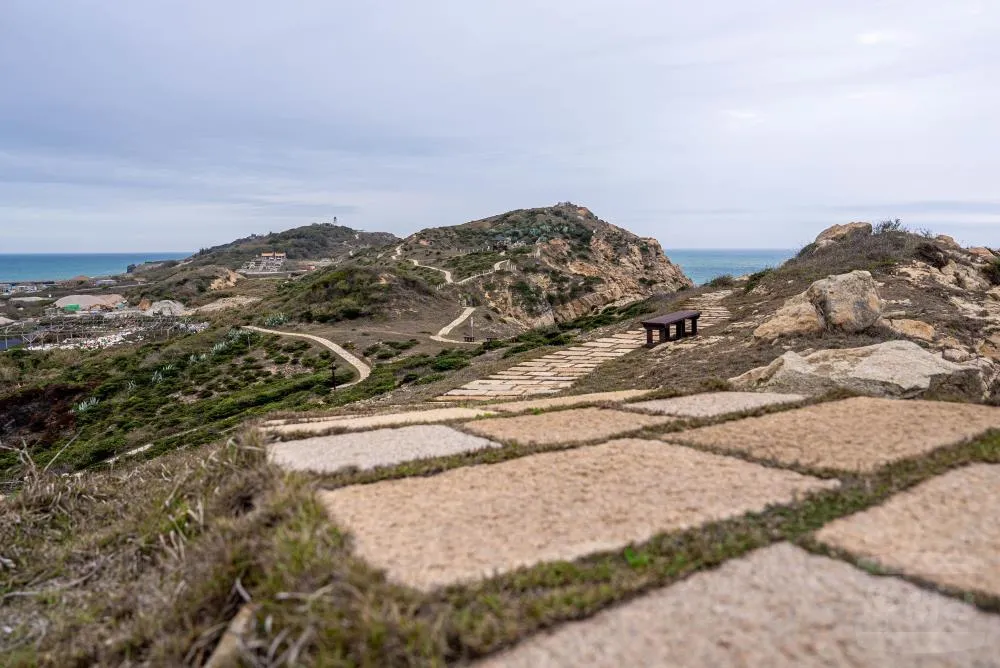 東洋山步道沿陡峭崖壁設立,順著步道前行即可前往東莒燈塔。(圖/軍聞社)