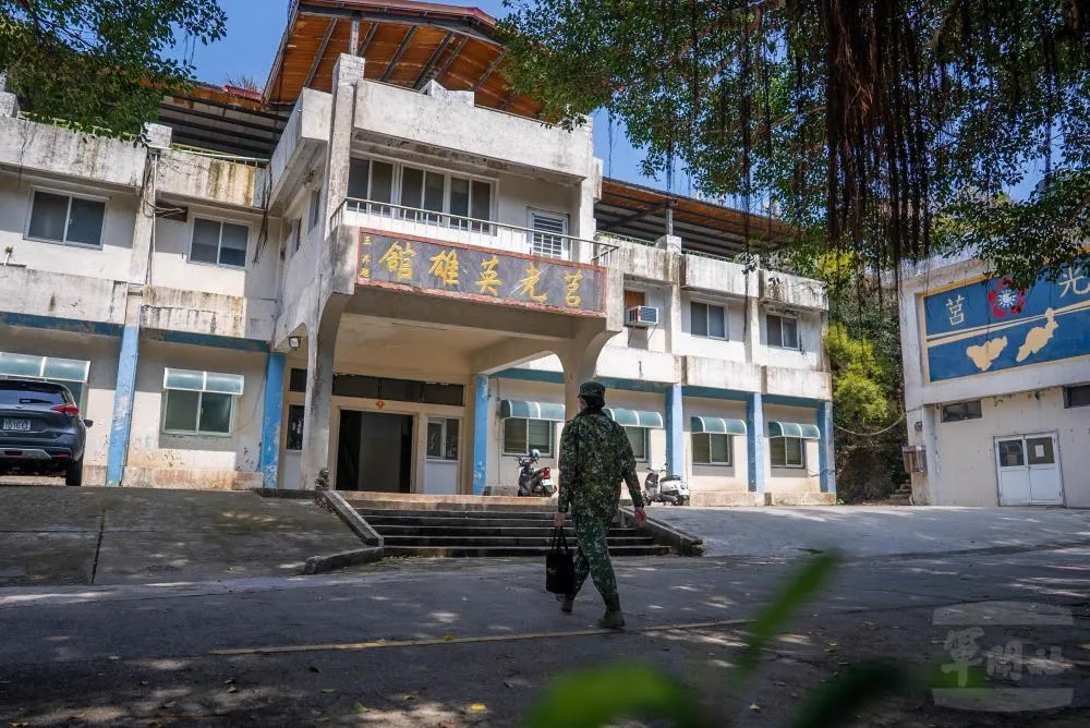 莒光英雄館目前以接待貴賓及女性官兵住宿使用,外牆仍保有時任總政戰部主任王昇將軍題字。(圖/軍聞社)