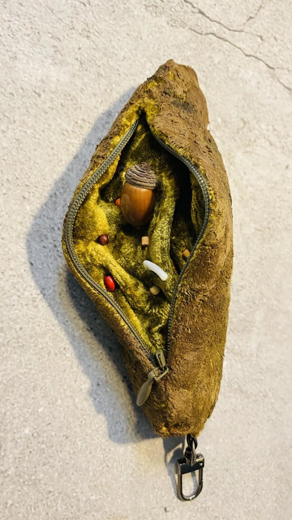 黑熊排遺鑰匙圈。(圖/翻攝自台灣黑熊保育協會官網)