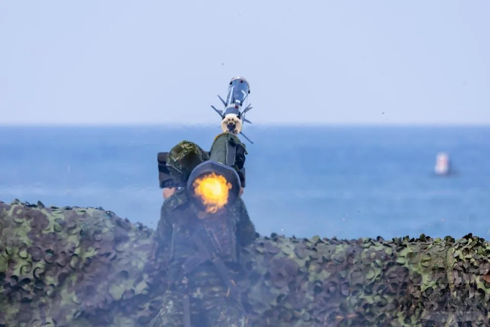 官兵迅速完成目標獲得，實施射擊。（軍聞社）