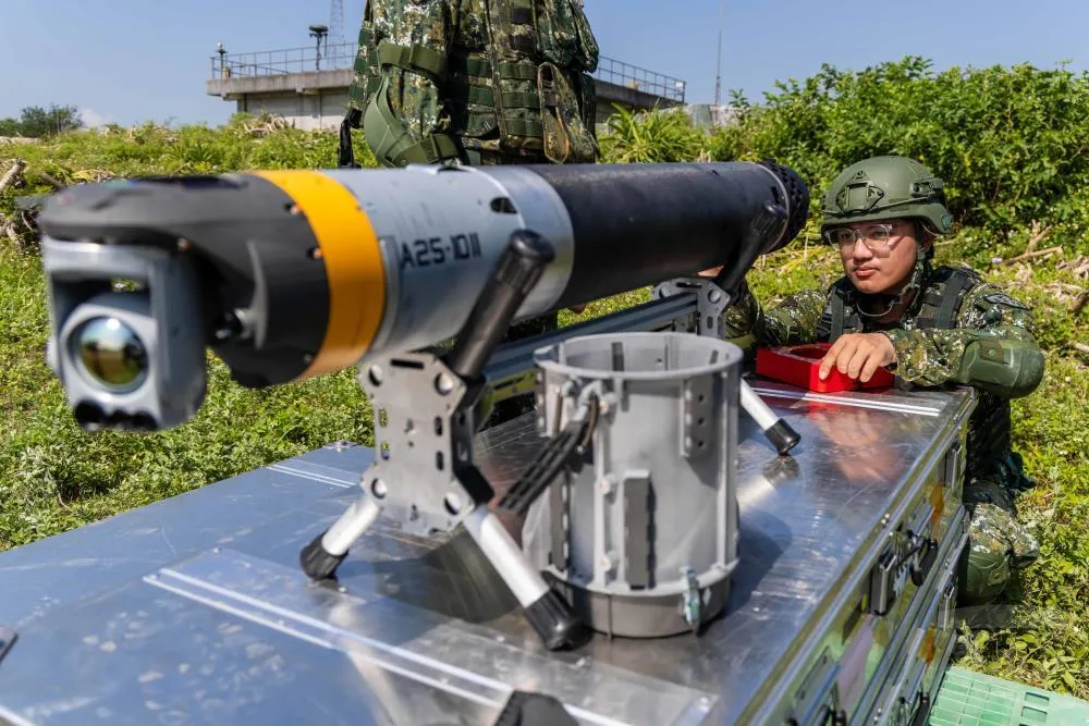 官兵於射擊前檢查Altius-600M無人機。（軍聞社）