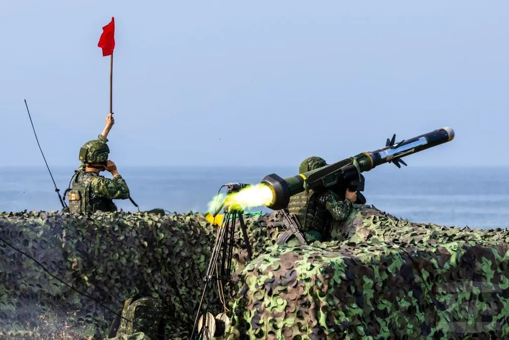 蘭指部反甲連實施標槍飛彈實彈射擊。（軍聞社）