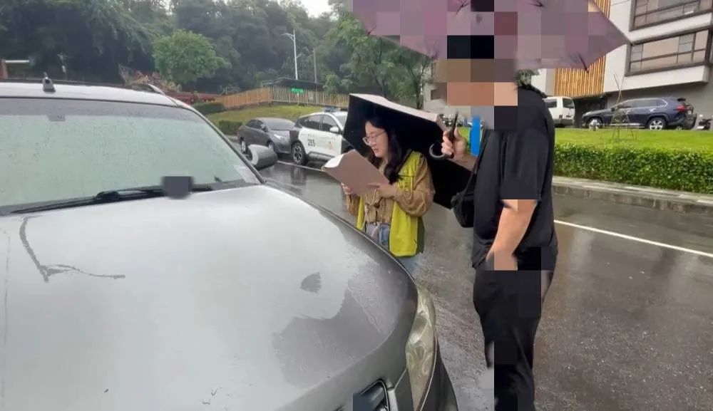 基隆當日飄起綿綿細雨，執行署人員當場在路邊停車格對該輛違規大戶的車輛進行查封。（圖／宜蘭分署提供）