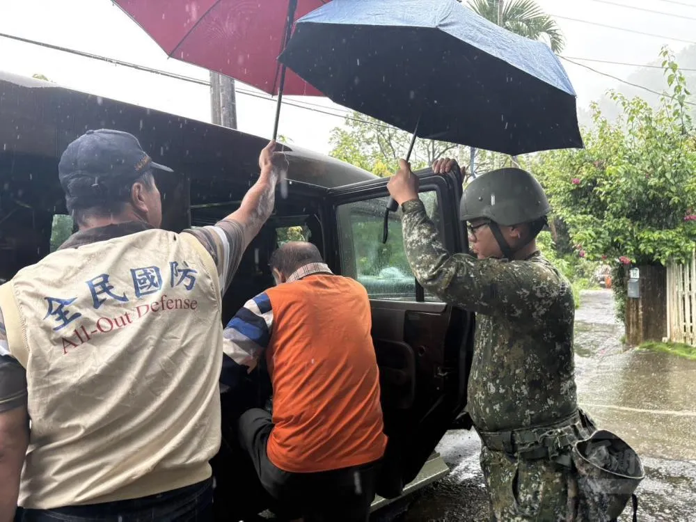 四支部運輸兵群偕同高雄市六龜區後備軍人輔導中心幹部實施預防性撤離。（圖／軍聞社）