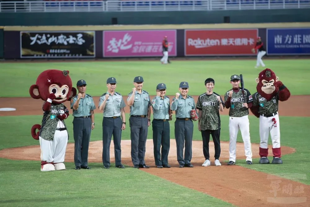 2日「阿迷趴!敬軍職棒主題日」活動,陸軍司令(圖右四)、主任(圖右五)與樂天桃猿隊領隊野原武人等合影。(圖/軍聞社)