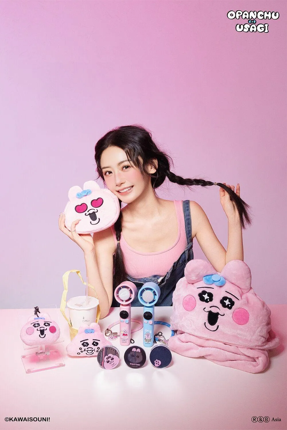 美妝藥妝通路近期吹起超強 IP 聯名風潮，不僅掀起補貨熱潮，更以限定周邊精準擊中收藏迷的心。（圖／寶雅提供）