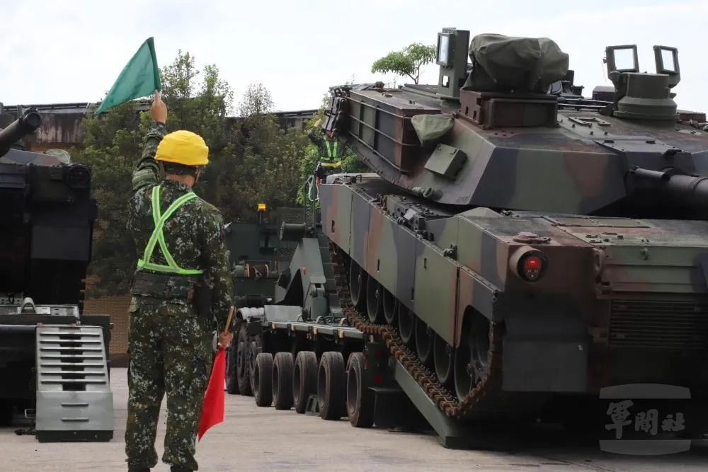 聯兵584旅指揮M1A2T戰車上板。（圖／軍聞社）