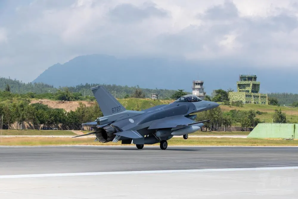 F-16 BLK 70戰機編號6728飛抵臺灣，於志航基地跑道滑行。（圖/軍聞社）