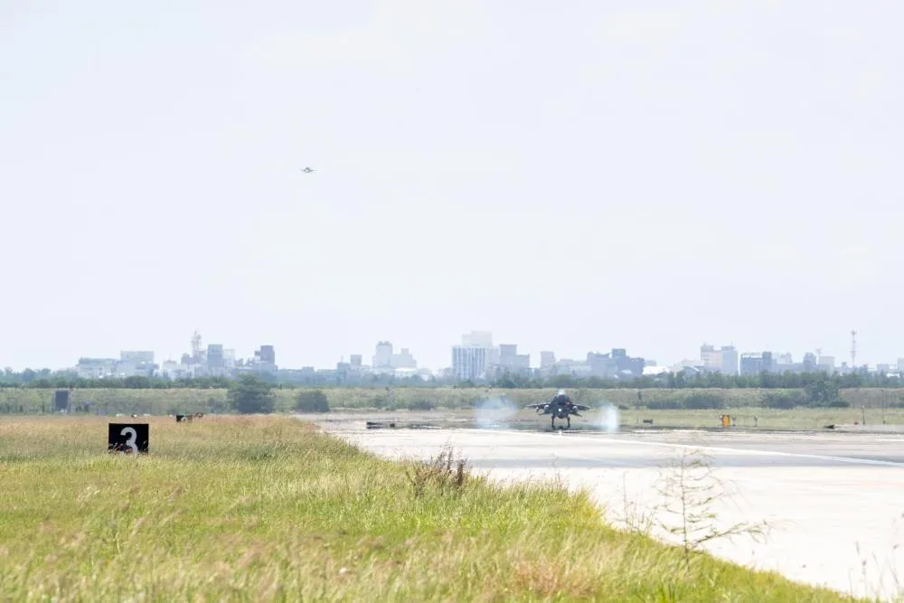 兩架單座F-16 BLK 70戰機先後飛抵臺東志航基地。（圖／軍聞社）