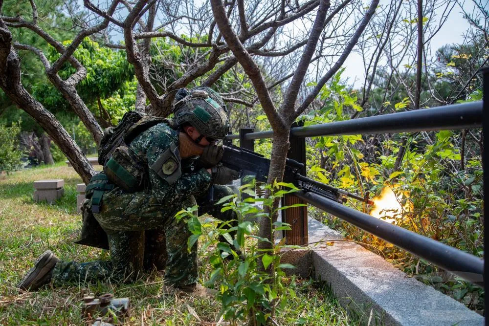 第269旅官兵以T74機槍射擊空包彈,模擬對第564旅攻擊。(圖/軍聞社)