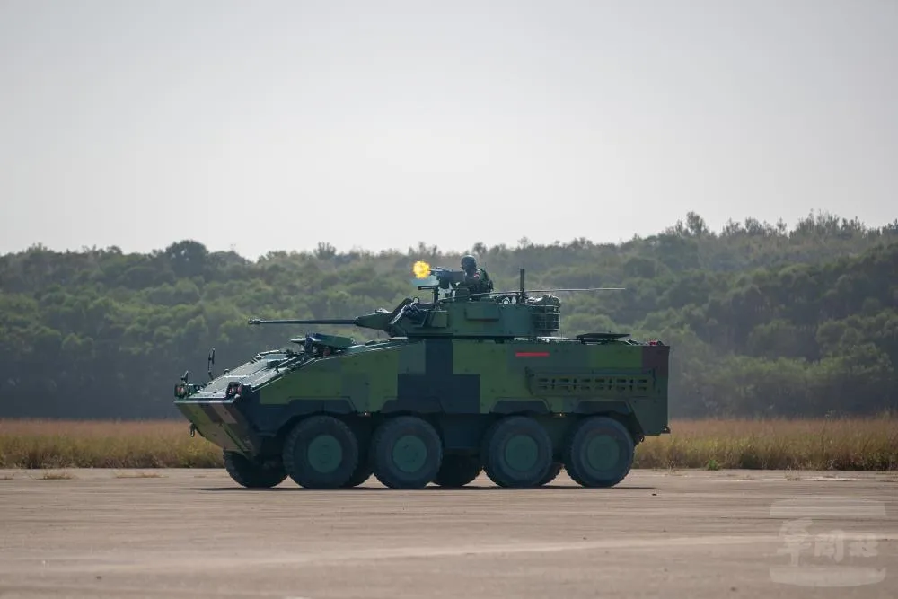 第564旅的CM34步兵戰鬥車,車長以砲塔頂的T74機槍射擊空包彈,模擬對第269旅攻擊。(圖/軍聞社)