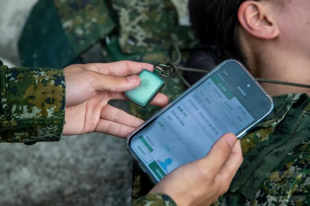 官兵運用電子傷票登錄醫療資訊。(圖/軍聞社)