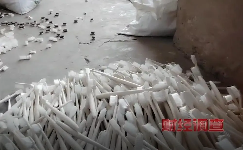 大量拋棄式牙刷堆在地上。(圖/翻攝新浪微博)