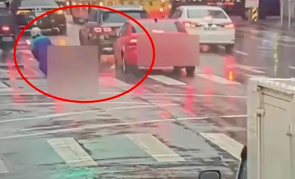 汽機車因變換車道發生擦撞。(圖/翻攝畫面)