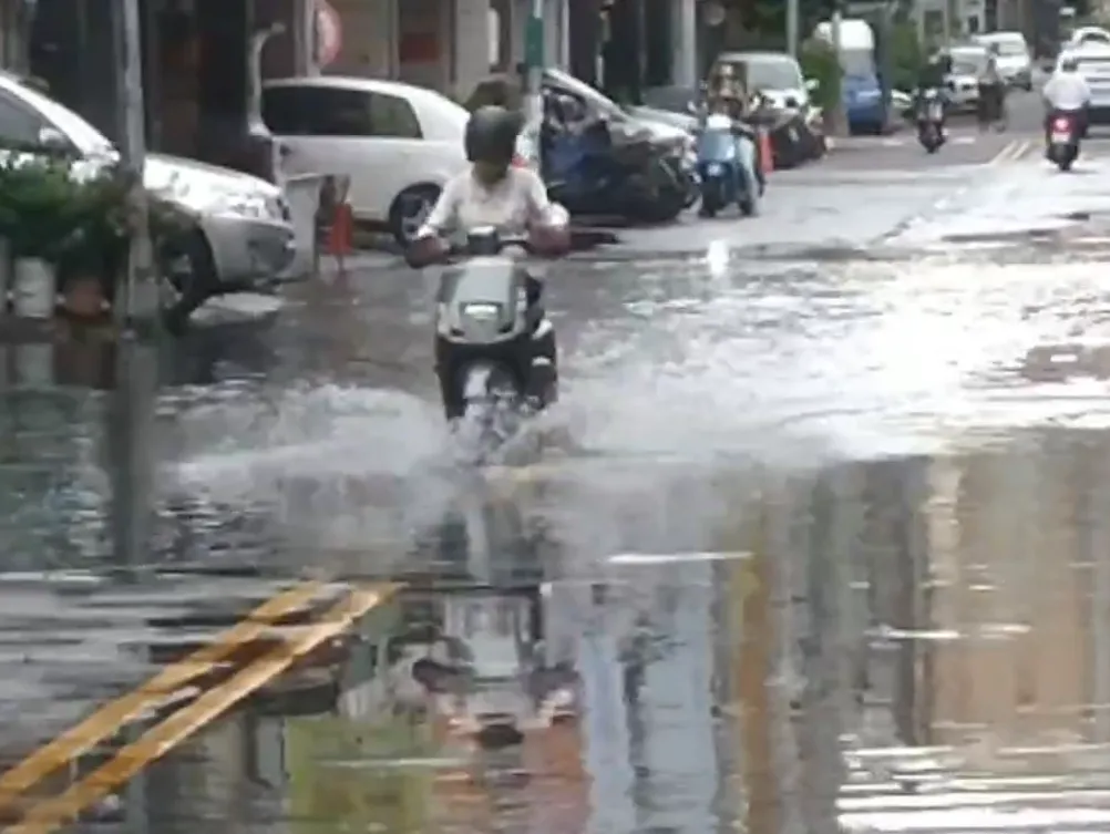 今早雙北不少騎機車上班的民眾看到強勁的風勢、雨勢崩潰。（示意圖／中天新聞）