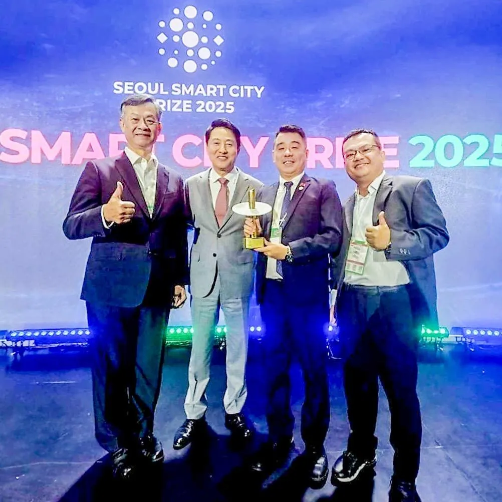 桃園市副秘書長金志聿(右二)於首爾智慧城市大獎(Seoul Smart City Prize 2025)頒獎典禮與首爾市長(左二)合影。(桃園市政府提供)